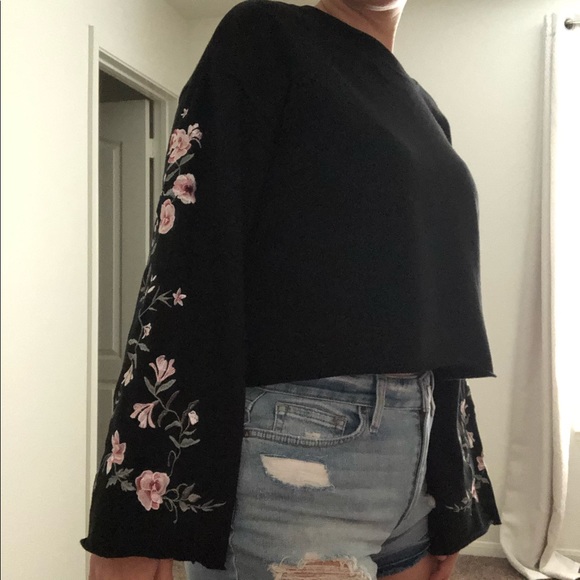 Streetwear Society Tops - Cropped flare sleeve floral top